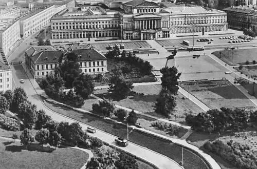 Театральная площадь На заднем плане здание Большого театра Театр - фото 304