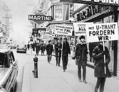 Демонстрация против американской агрессии во Вьетнаме Вена Февраль 1967 - фото 191
