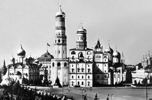 Ансамбль соборов Московского Кремля 1517 вв Слева направо Архангельский - фото 217
