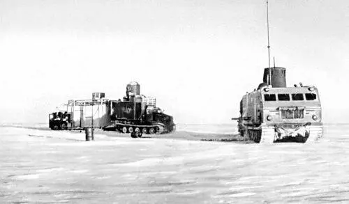 Санногусеничный поезд в Центральной Антарктиде Ледник Канада в долине - фото 232