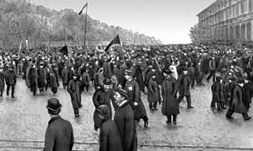 Демонстрация рабочих и студентов в Петербурге Октябрь 1905 Митинг в Курске - фото 46