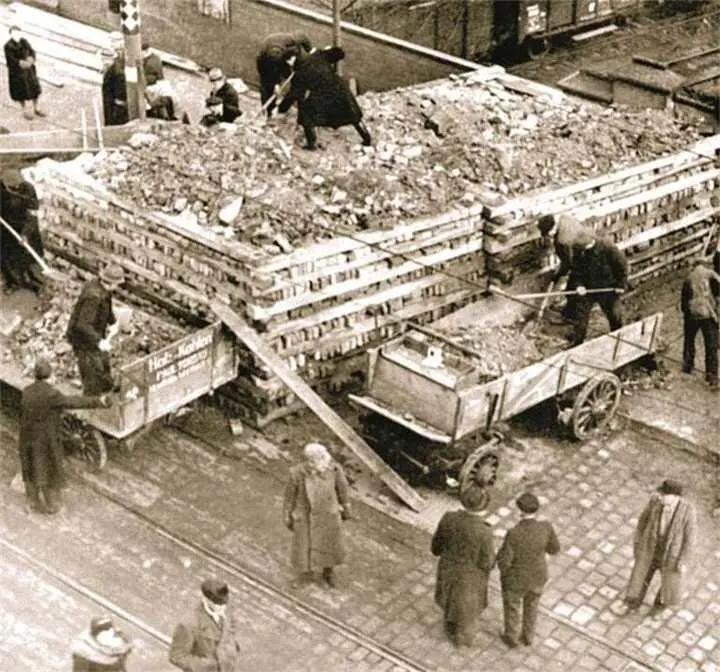 Строительство типичной для Германии баррикады поперек улицы 1945 г Стенки - фото 861