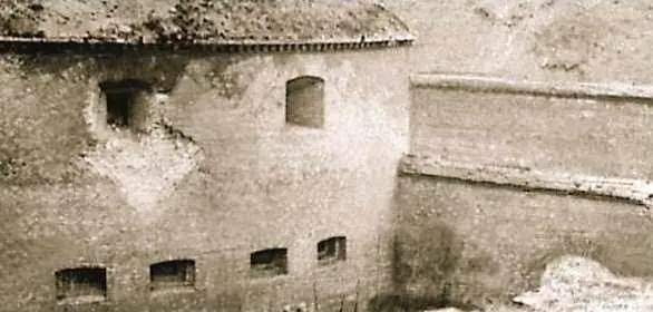 Прямое попадание советского артиллерийского снаряда в стену одного из рвов - фото 877
