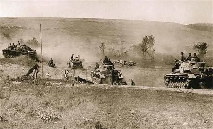 Танки немецкой 16й танковой дивизии движутся на Сталинград 23 августа 1942 - фото 510