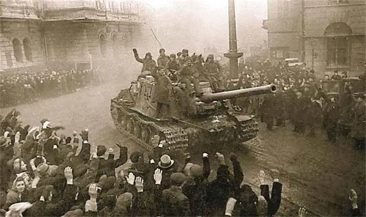 Жители польского города Лодзь приветствуют бойцов Красной Армии сидящих на - фото 867