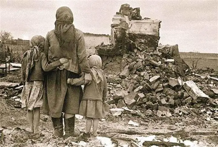 Вернувшиеся к родным домам обнаружили лишь руины Ржев 1942 г Командир - фото 472