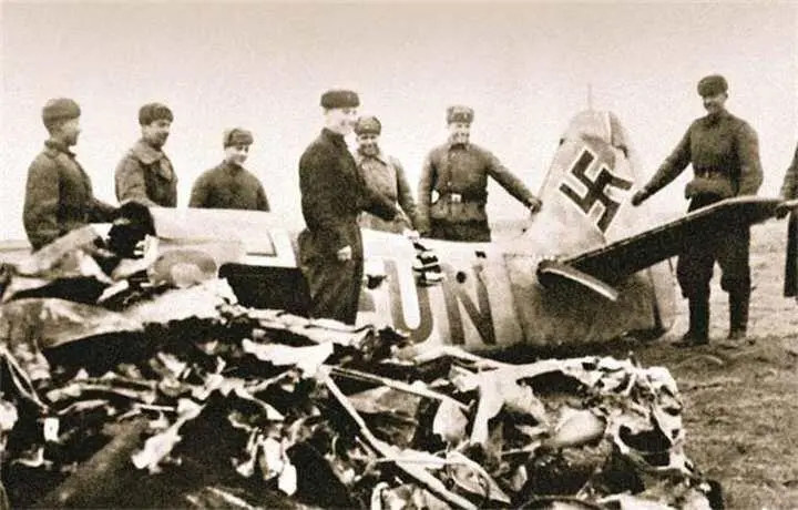 Сбитый советскими зенитчиками истребитель ФоккеВульф190 1945 г Борьба за - фото 892