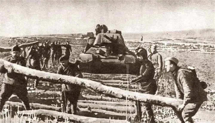Саперы 1го Украинского фронта делают настил для прохода танков Весна 1944 - фото 804