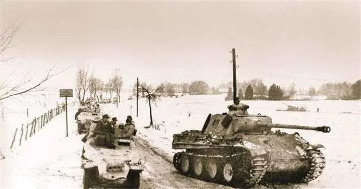 Колонна немецкой 5й танковой дивизии выдвигается для контратаки советских - фото 863