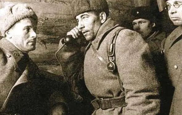Катуков слушает Командир 4й танковой бригады МЕ Катуков на командном - фото 242