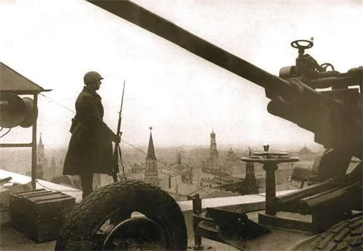 Выносной пост противовоздушной обороны на крыше гостиницы Москва 1941 г - фото 223