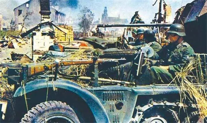 Немецкие солдаты на полугусеничном тягаче SdKfz 104 во время боев за - фото 496