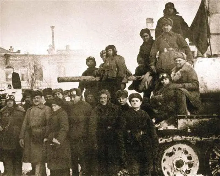 Герои Сталинграда Групповой снимок красноармейцев на память Скоро они - фото 569