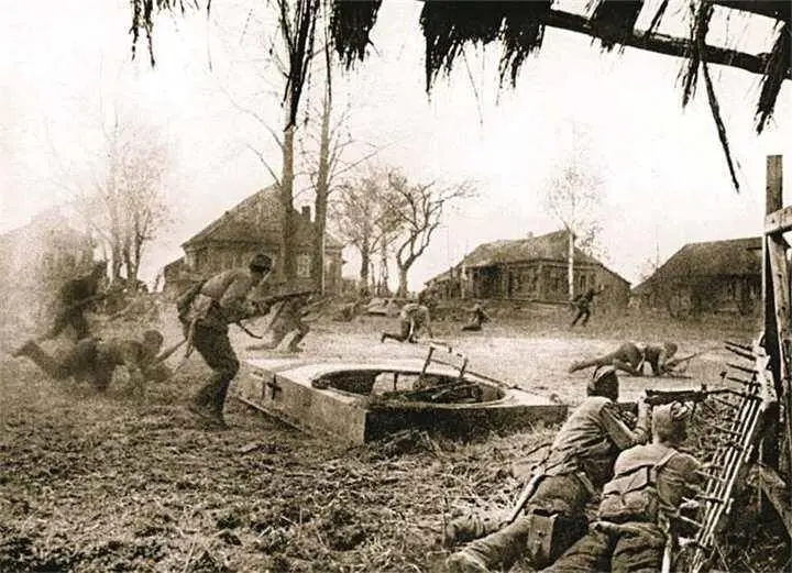 Уличный бой в одной из деревень в районе Ржева Лето 1942 г Хотя до Сычевки и - фото 467