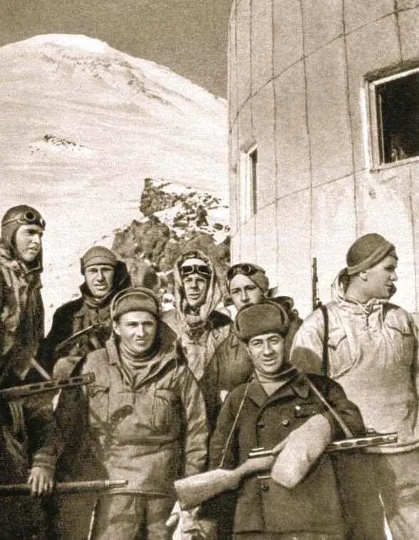 Группа альпинистов установивших советский флаг на Эльбрусе у Приюта - фото 613