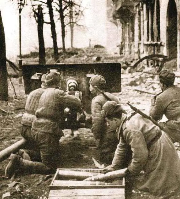76мм дивизионная пушка ЗИС3 в уличном бою в Берлине Апрель 1945 г Внезапно - фото 972