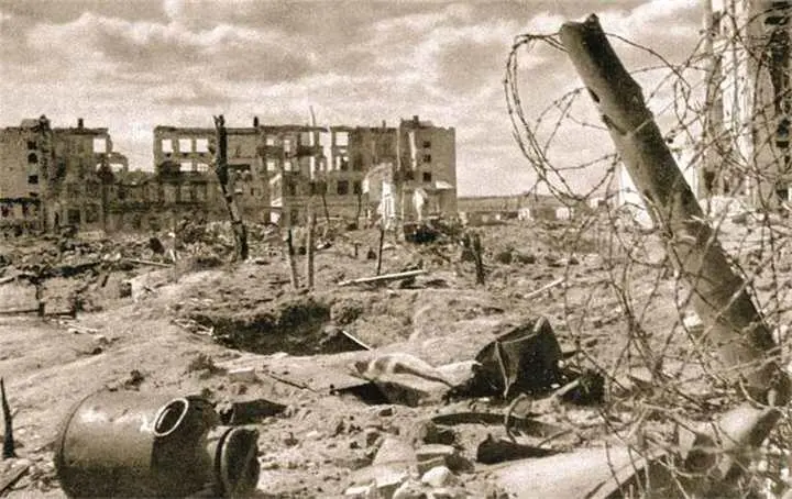 Типичный сталинградский пейзаж 1942 г Командир 138й стрелковой дивизии ИИ - фото 537