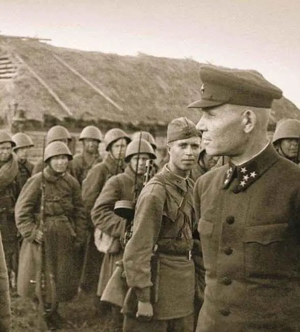 Командующий Калининским фронтом генералполковник ИС Конев среди бойцов 31й - фото 313