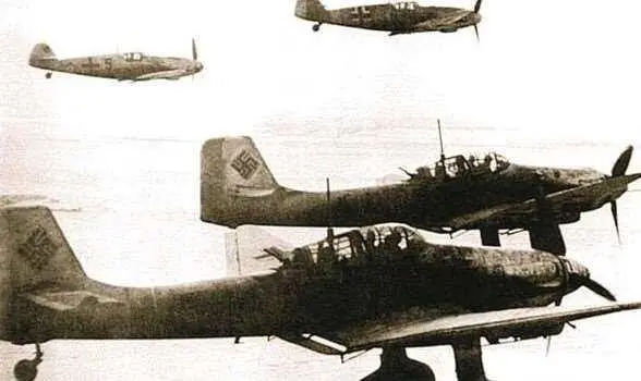 Немецкие пикирующие бомбардировщики Юнкерс Ju87 летят в сопровождении - фото 434