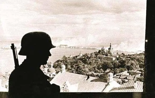 Один из постов Вермахта в только что захваченном Киеве 19 сентября 1941 г На - фото 213