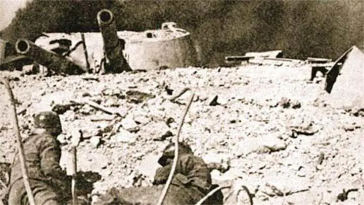 Солдаты Вермахта в бою в районе 35й батареи береговой обороны Июнь 1942 г 1 - фото 373