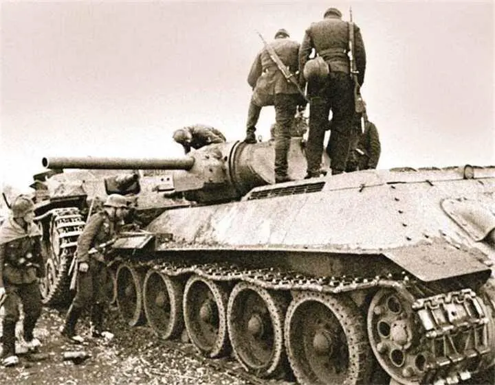 В ходе рейда на Калинин 1718 октября 1941 года средний танк Т3476 с - фото 266