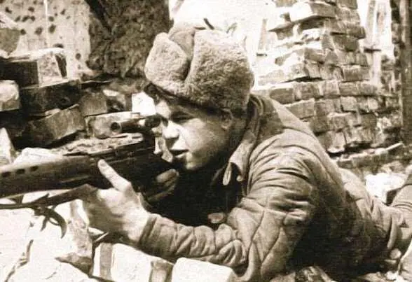 Cнайпер советской 64й армии НЯ Ильин на огневом рубеже в Сталинграде 1942 - фото 531