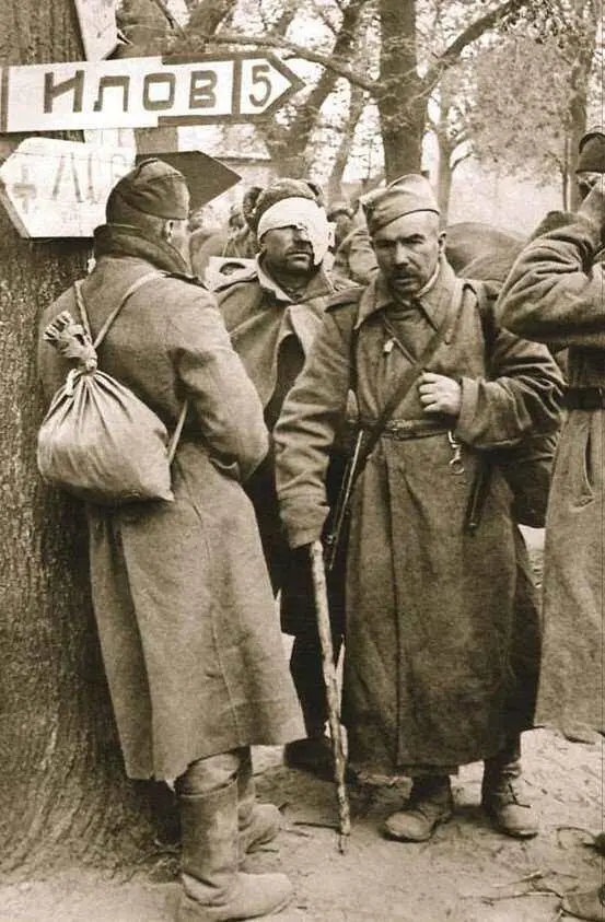 Легкораненые красноармейцы в ожидании эвакуации Апрель 1945 г По другую - фото 938