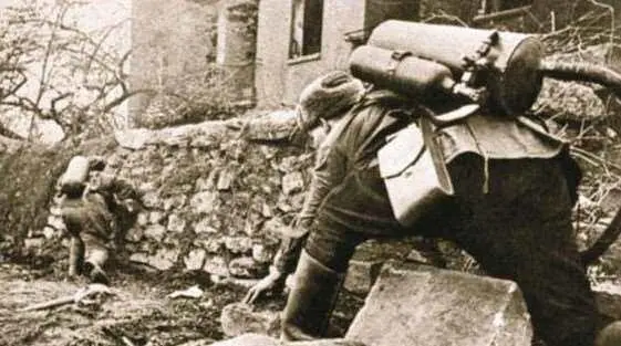РОКС3 советский пехотный ранцевый огнемет разработанный в начале 1942 г - фото 780