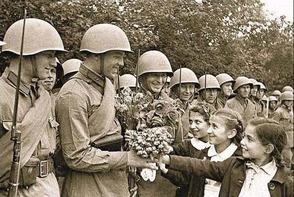 Дети дарят цветы бойцам Красной Армии во время парада в Кишиневе по случаю - фото 9