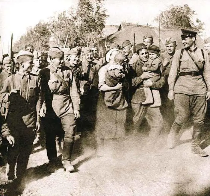 Встреча с семьей Освобожденное село Столыпино под Ржевом Лето 1942 года - фото 471