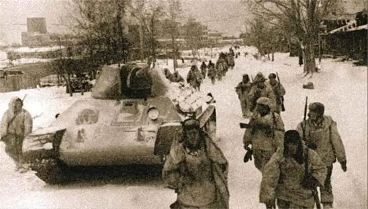 Советские войска на марше во время контрнаступления под Москвой Декабрь 1941 - фото 293