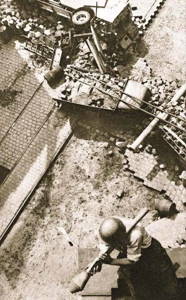 Участник Пражского восстания с немецким фаустпатроном и каске на огневой - фото 792