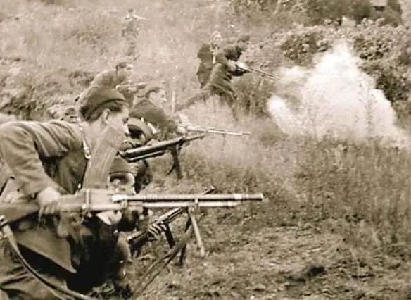 Югославские партизаны атакуют в горах отступающего противника 1944 г Бои за - фото 768