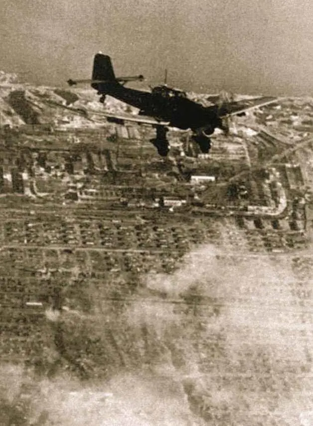 Немецкий пикирующий бомбардировщик Ю87 над Сталинградом 23 августа 1942 г - фото 506