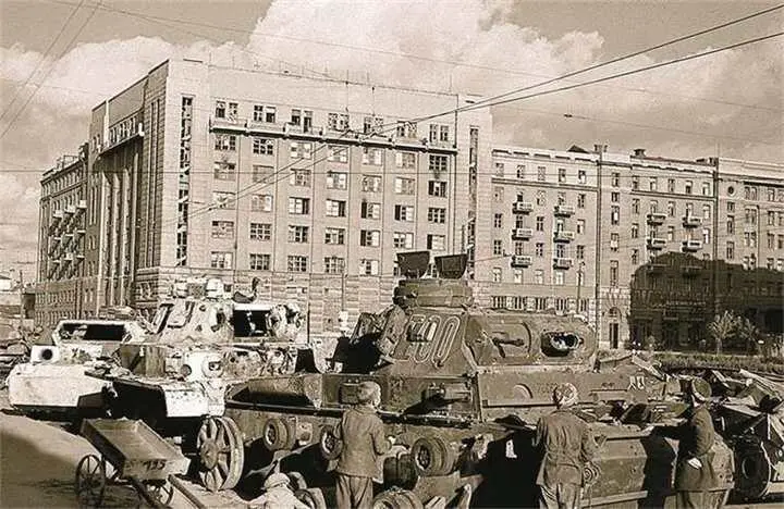 Дети рассматривают подбитые немецкие танки собранные на Привокзальной площади - фото 460