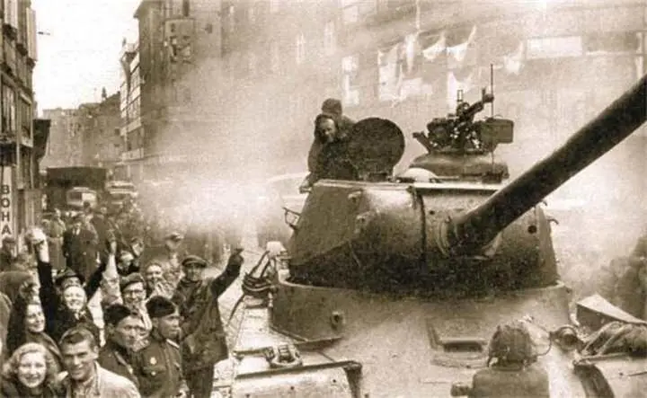 Жители чешского города Острава приветствуют советские войска Начало мая 1945 - фото 793
