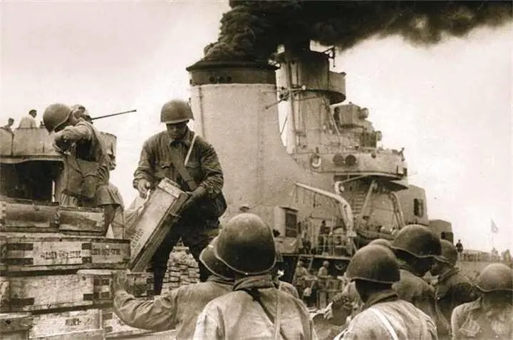Выгрузка боеприпасов с борта лидера эсминцев Ташкент в Севастополе 1942 год - фото 366