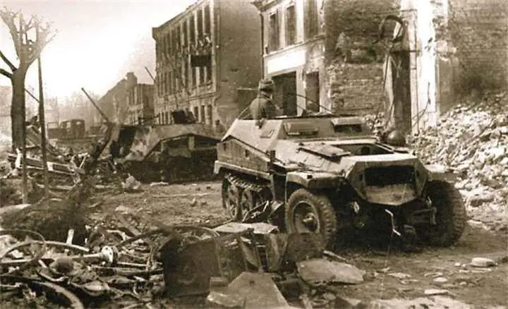 Боец Красной Армии в немецком бронетранспортере Sdkfz 250 на одной из улиц - фото 924