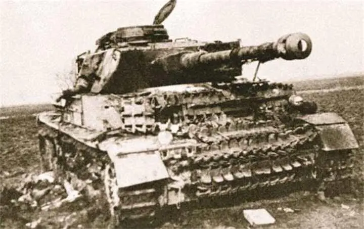 Немецкий средний танк PzKpfw IV подбитый в районе Бреслау 1й Украинский - фото 890