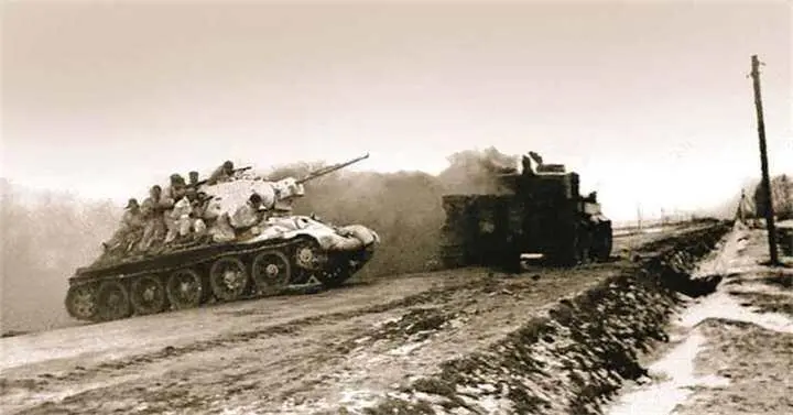 Бойцы Красной Армии в атаке под Полтавой Сентябрь 1943 г На заднем плане - фото 698