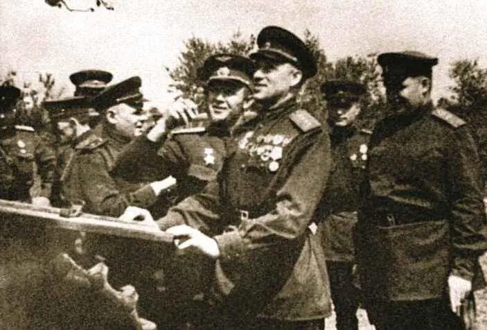 Генерал армии КК Рокоссовский осматривает немецкий тяжелый танк PzKpfw VI - фото 662
