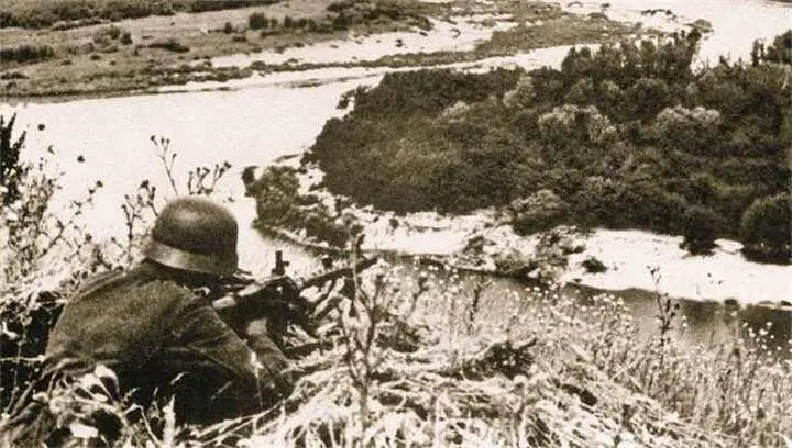 Пулеметчик Вермахта на берегу Дона 1942 г На снимке отчетливо видно что - фото 497