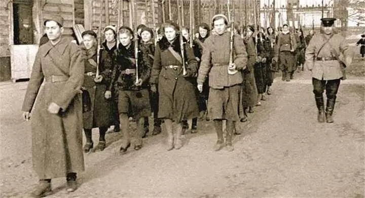 Женский стрелковый батальон проходит маршем по улицам Ленинграда Осень 1941 г - фото 382