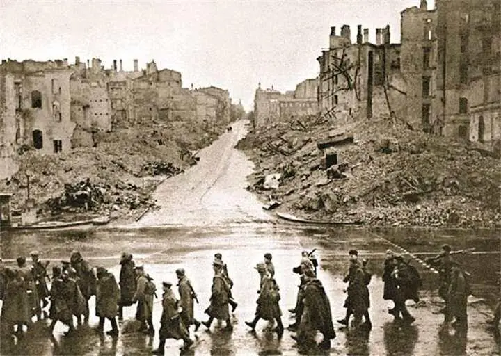 Бойцы Красной Армии идут по Крещатику в освобожденном Киеве 7 ноября 1943 г - фото 709