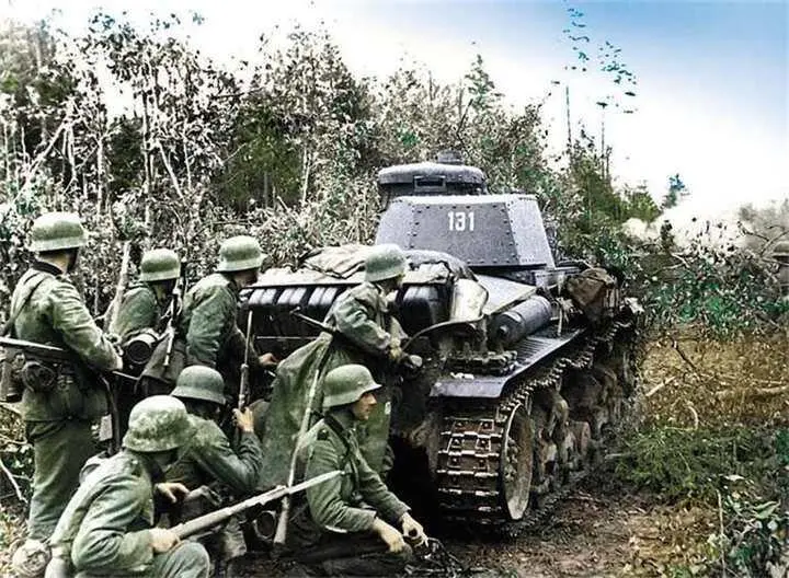 Группа немецких пехотинцев под прикрытием легкого танка PzKpfw 35t 6й - фото 384