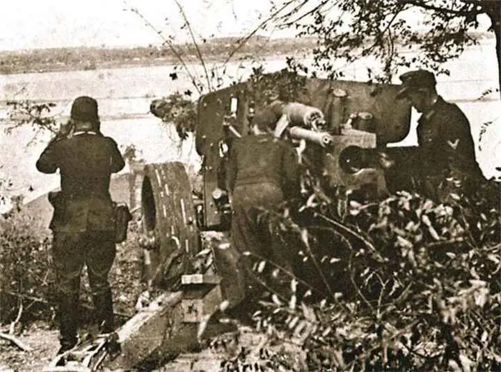 Немецкая 88мм противотанковая пушка PaK 43 установленная на позиции на берегу - фото 699