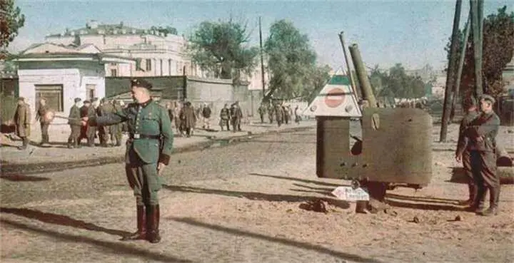Немецкий регулировщик на бульваре Тараса Шевченко в оккупированном Киеве - фото 211