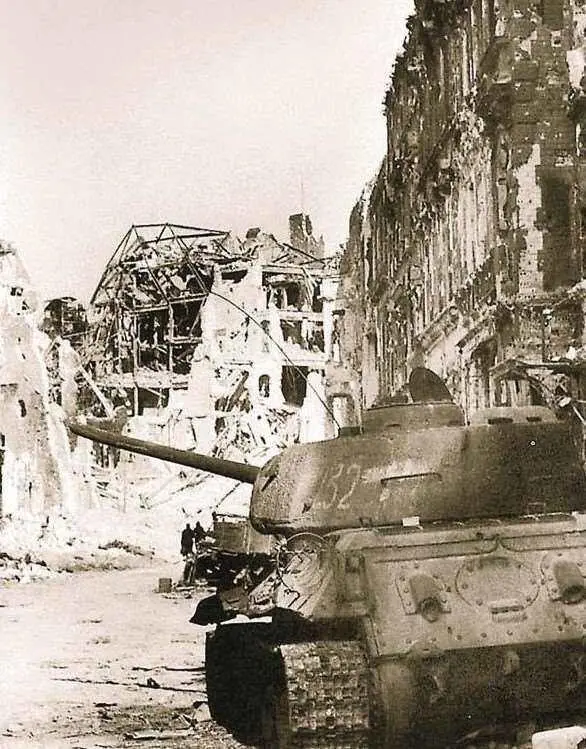 Тридцатьчетверка подбитая на одной из улиц германской столицы Апрель 1945 - фото 974