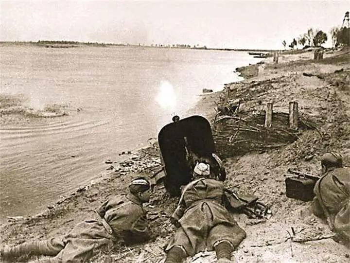 Расчет станкового пулемета ДШК поддерживает огнем красноармейцев - фото 703
